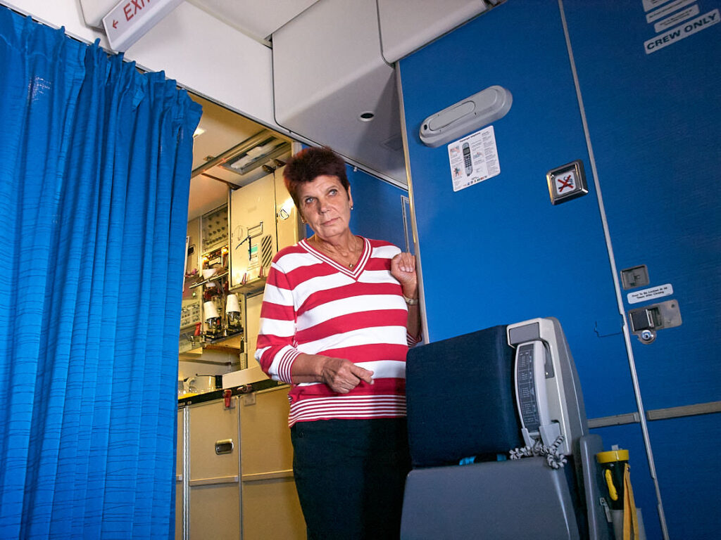 Stehplätze sind im Flugzeug Mangelware, aber wenn man kurz die Agenden einer Stewardess übernimmt...