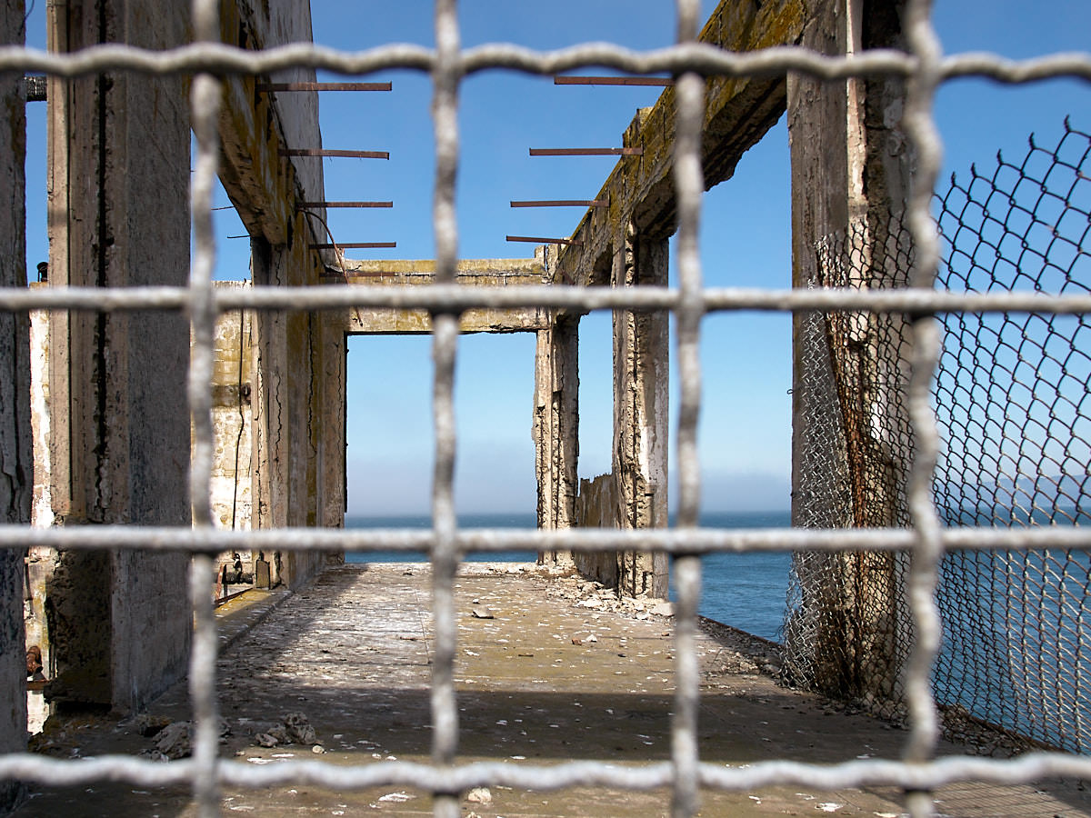 Von einigen Teilen des ehemaligen Gefängnisses stehen nur mehr dekorative Stahlbeton-Gerippe.