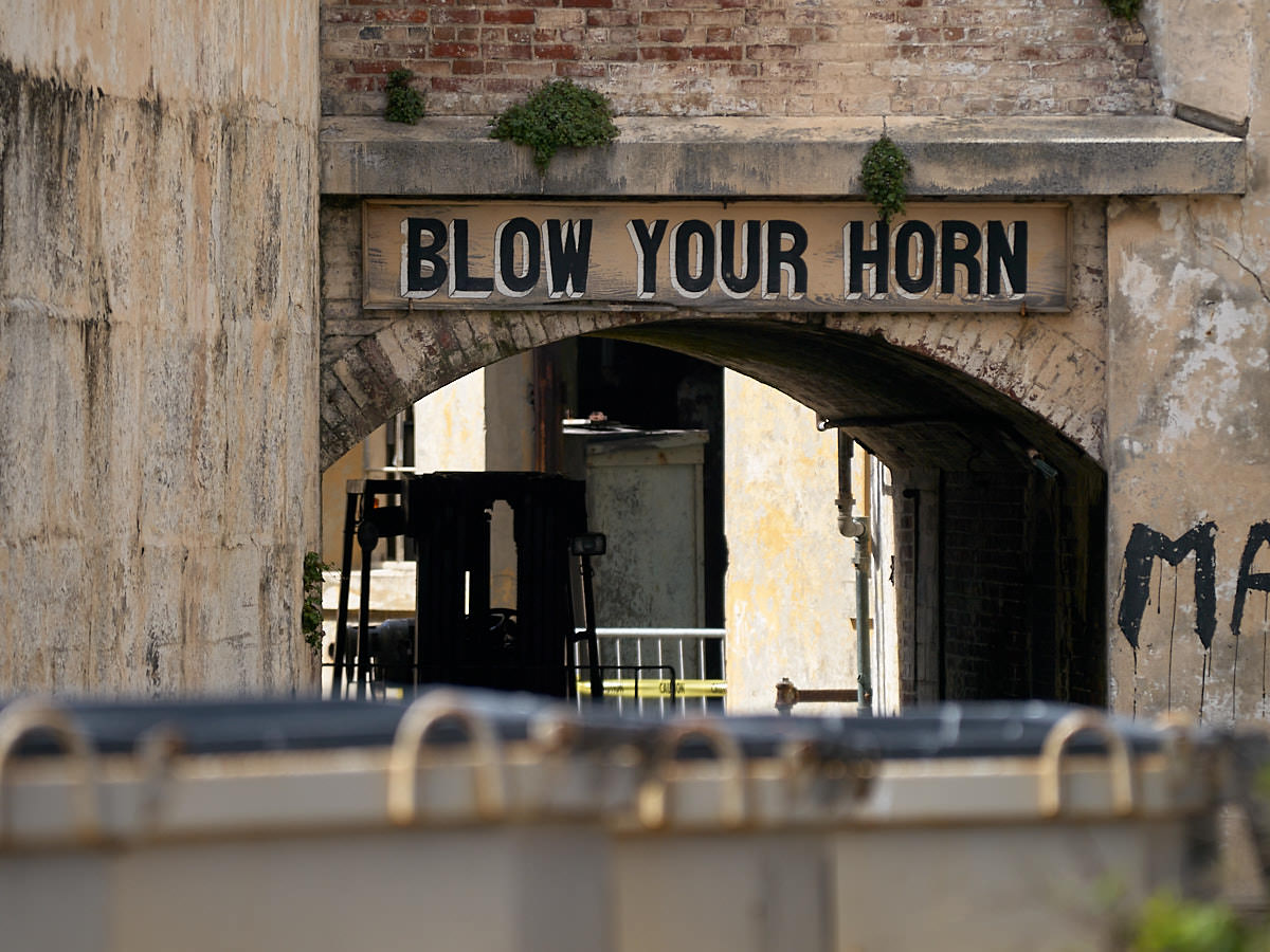 „Blow Your Horn“
