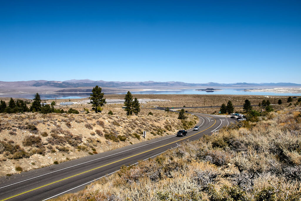 Tioga Pass Road mit Blick auf den Mono Lake