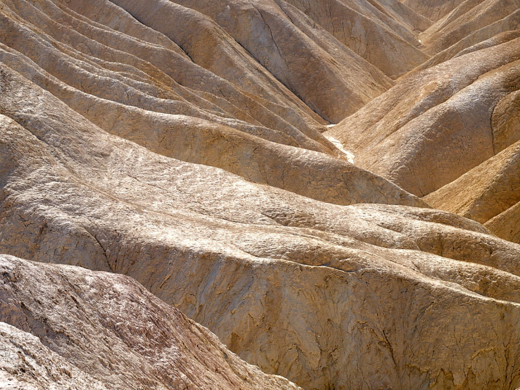 Wenn im Death Valley Regen fällt, dann sehr heftig. Der ausgetrocknete Boden kann das Wasser nicht so schnell aufnehmen, wie es vom Himmel fällt. Es entstehen also Bäche, die zu Flutwellen anwachsen können.