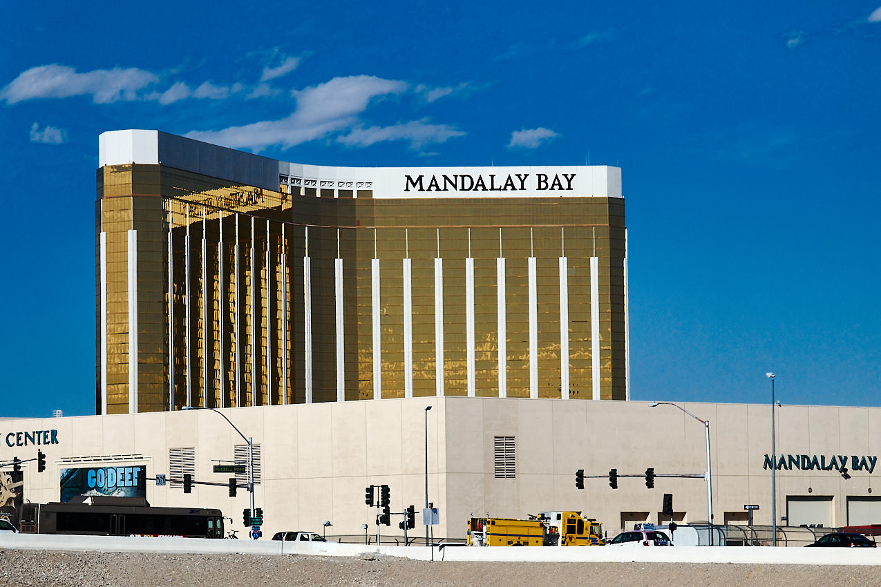 Das Mandalay Bay am südlichen Ende des Strips ist ein Themenresort - du kannst dich z.B. im Ostturm dem Schwerpunkt Burma widmen - und verfügt über eine kostenlose Cable Liner Shuttle-Verbindung zu den Resorts Luxor und Excalibur. diese schienengebundene und kabelgezogene Tram wurde vom österreichischen Unternehmen Doppelmayr geplant, errichtet und nach nur neun Monaten Bauzeit 1999 fertiggestellt.