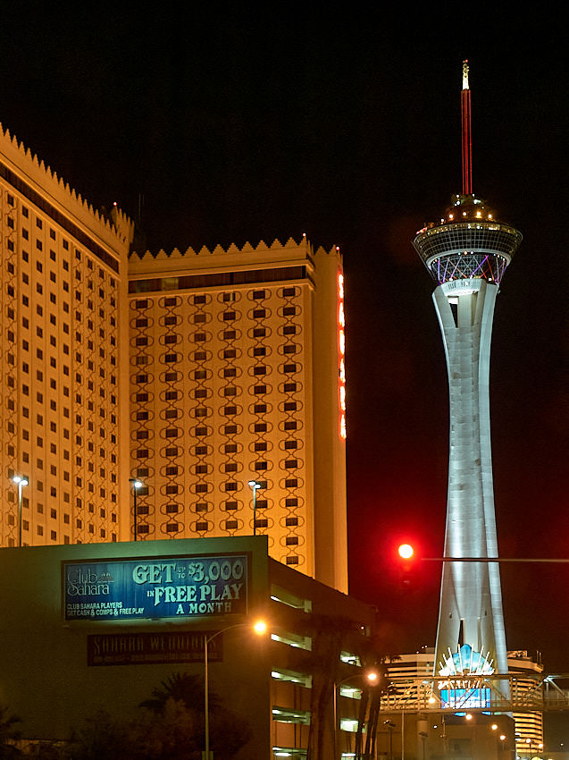 Ja, der Stratosphere Tower. Noch prächtiger bei Tag. Links davon der Bettentrakt des Sahara.