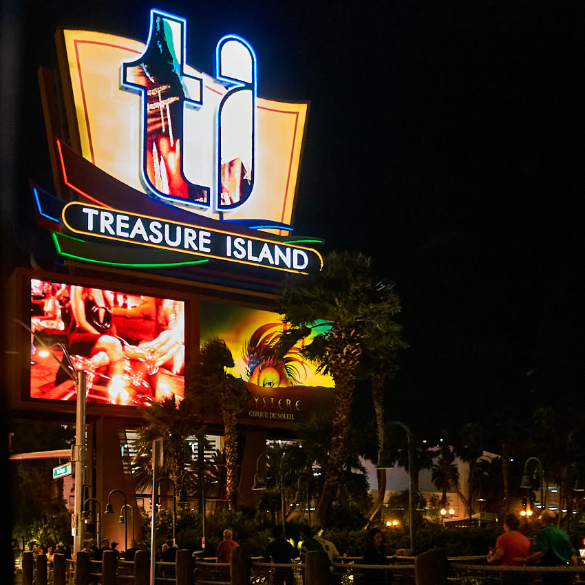 Das Treasure Island ist eine DER abendlichen Attraktionen am Strip. Da wird täglich ein Schiff versenkt. Filmreif.