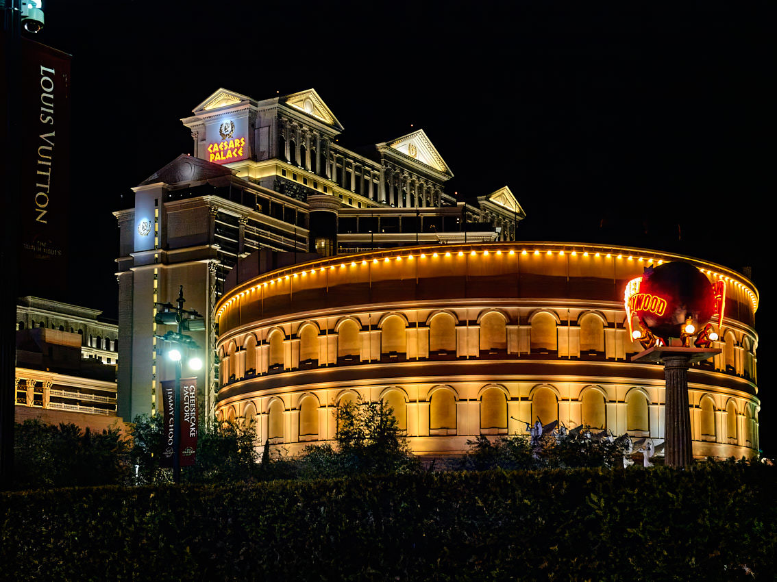 Caesars Palace: Es wurde 2005 in die Harrah‘s Entertainment eingegliedert, die 2011 wiederum in Caesars Entertainment Corp. umfirmiert wurde. Haifischbecken eben. Caesars veranstaltet jährlich die „World Series of Poker“, eines der größten Sportereignisse der Welt. Senioren werden auch noch WM-Boxkämpfe im Caesars Palace ein Begriff sein.