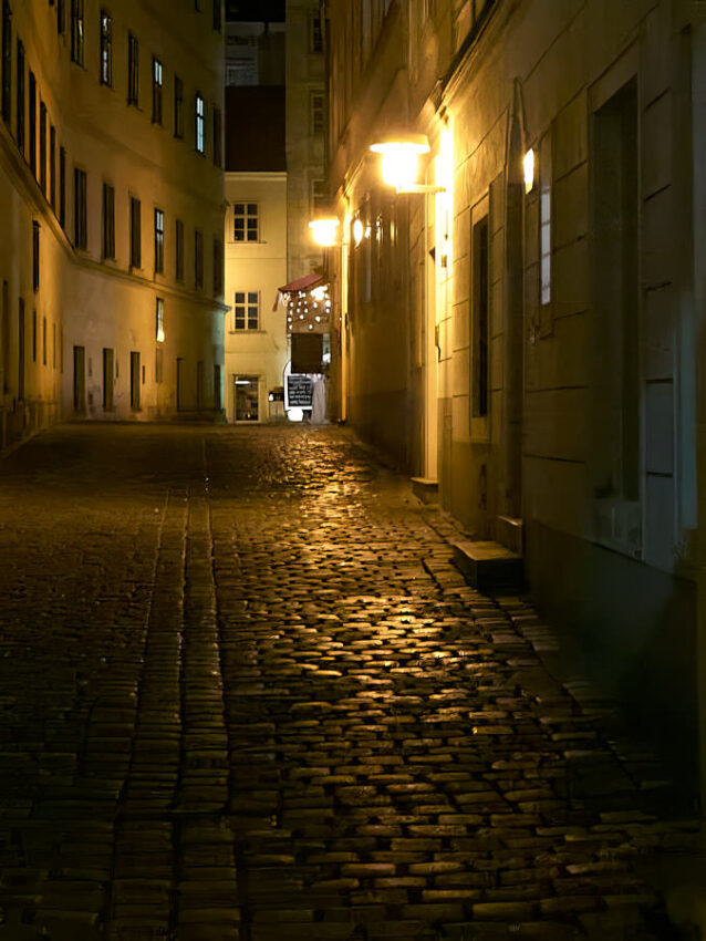 Leere Innenstadtgasse bei Nacht