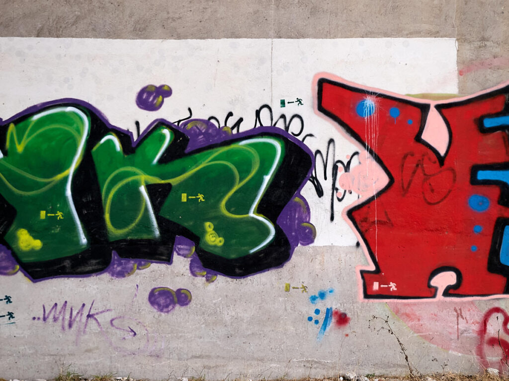 Graffiti unterhalb einer Brücke