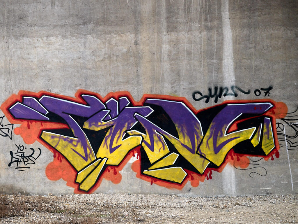 Graffiti unterhalb einer Brücke