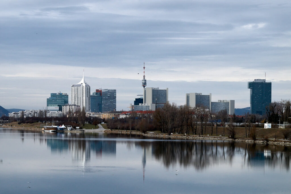 UNO City, Seidler Tower und Donauturm von der Donauinsel aus gesehen