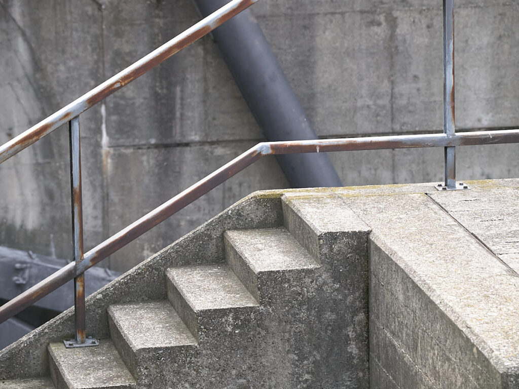Eine Treppe innerhalb des Kraftwerks Freudenau