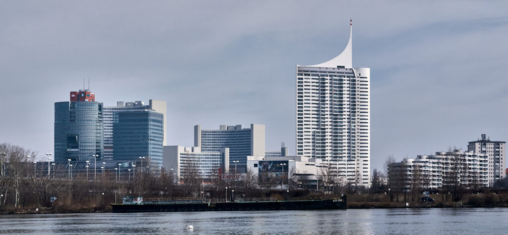 Nördliches Donauufer von der Donauinsel aus gesehen mit UNO City und Seidler Tower