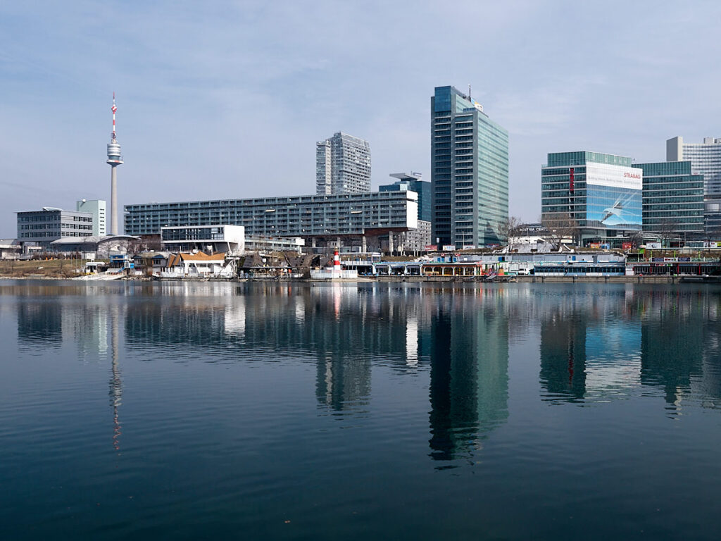 Der massive Wohnriegel des Wohnparks Donau City