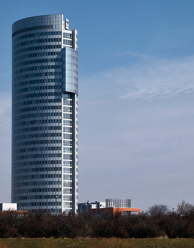 Ein 113m hohes, ovales und vielstöckiges Bürohochhaus