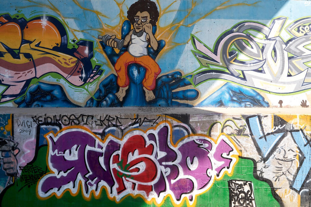 Großflächige Graffiti unter einer Brücke