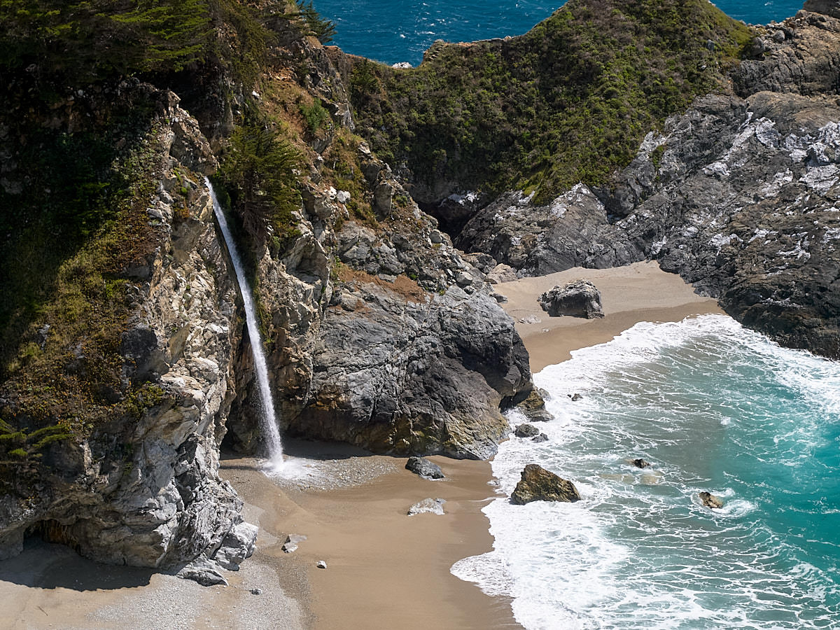 Der Wasserfall, der direkt ins Meer fällt. Ein unwiderstehlicher Anblick.
