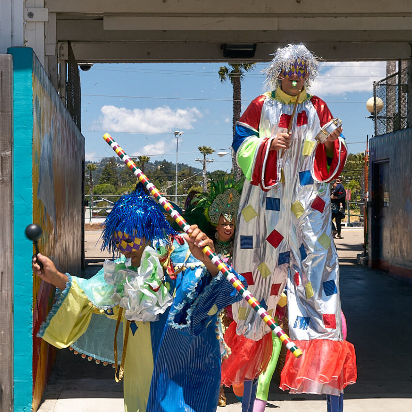 Ein bunter, wilder Umzug, als wir 2020 unseren Besuch abstatteten.