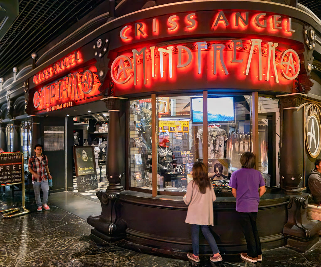der „Criss Angel Mindfreak Shop“ gleich beim Circus Circus, unmittelbar darunter ein Blick in den Himmel des Spielcasinos im selben Hotel.