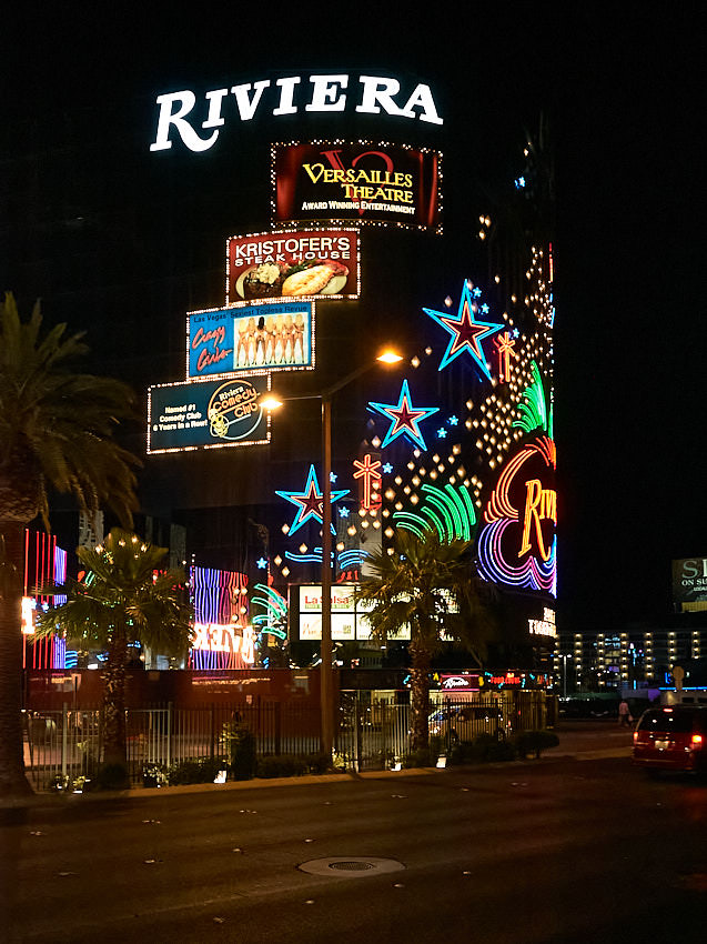 Das Riviera bei Nacht
