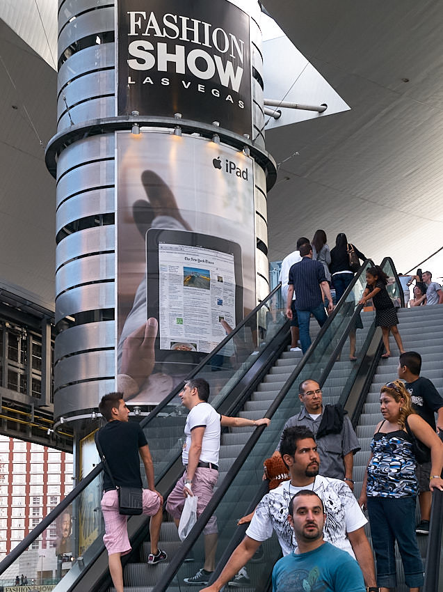 Die Mall ist mehrstöckig, die Rolltreppe schmiegt sich an eine der beiden tragenden Säulen.