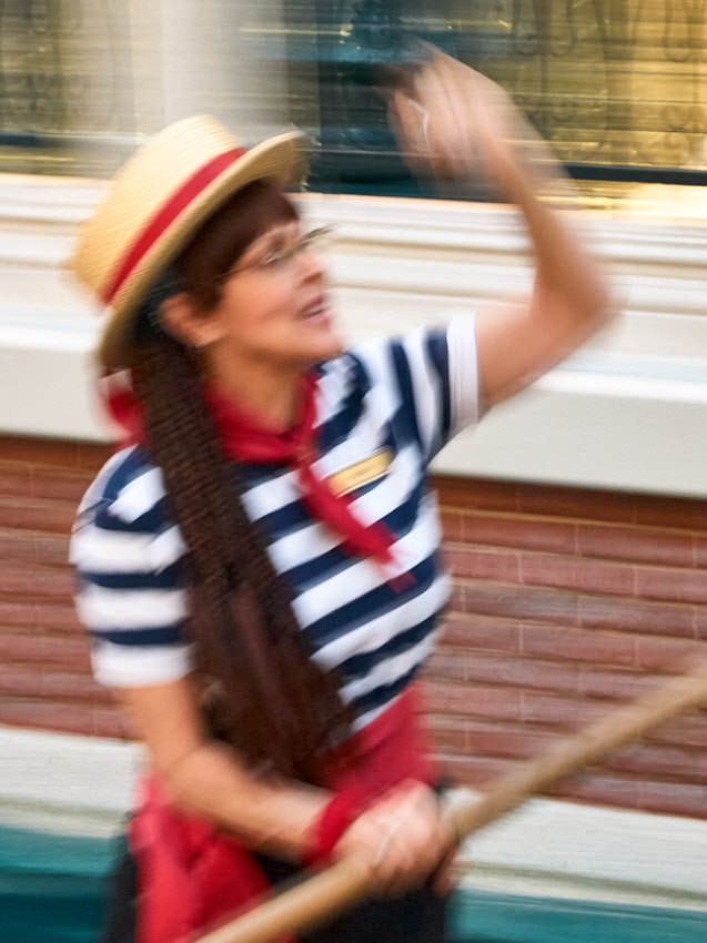 Auch weibliche Gondolieri rudern und singen im Venetian.