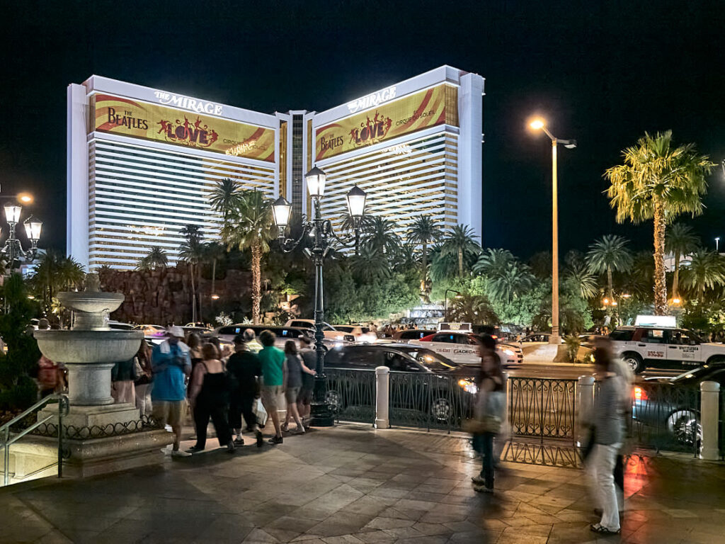 Und nochmal Stephen Alan Wynn: The Mirage bei Nacht, Auch wenn das Mirage mittlerweile an MGM verkauft wurde, war es doch Wynns erstes Hotel in Las Vegas, das seine Gäste mit maximalem Luxus überwältigte.