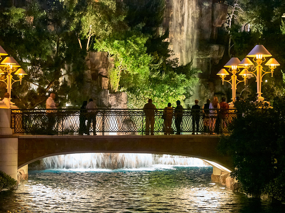 Künstliche, üppig ausgestattete Landschaften (hier im Treasure Island) sind in Las Vegas bzw. in den großen Hotelresorts allgegenwärtig.