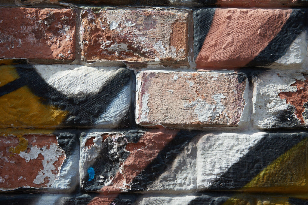 Eine bunt bemalte Ziegelwand