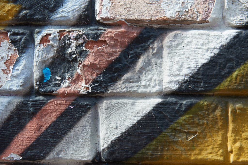 Eine bunt bemalte Ziegelwand