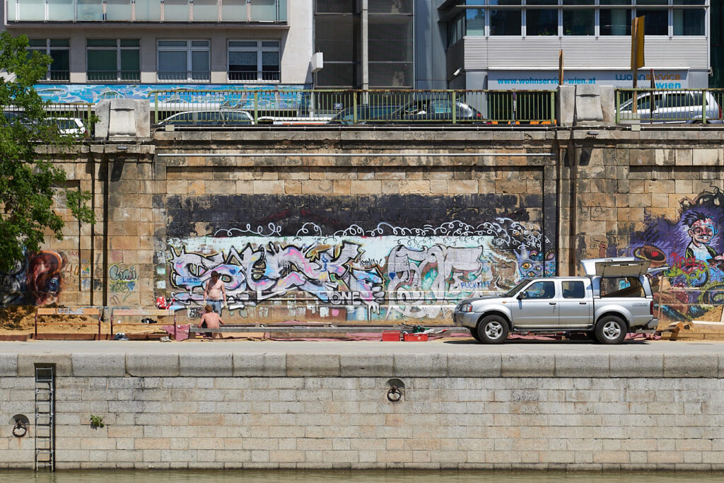 Ein Pickup und zwei Arbeiter am Donaukanal