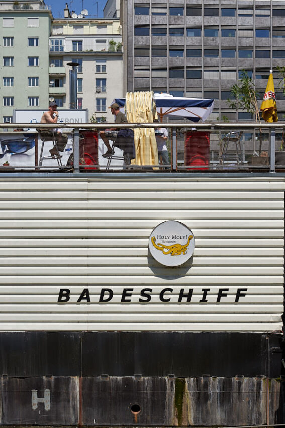 Das Badeschiff mit Gästen beim Getränk