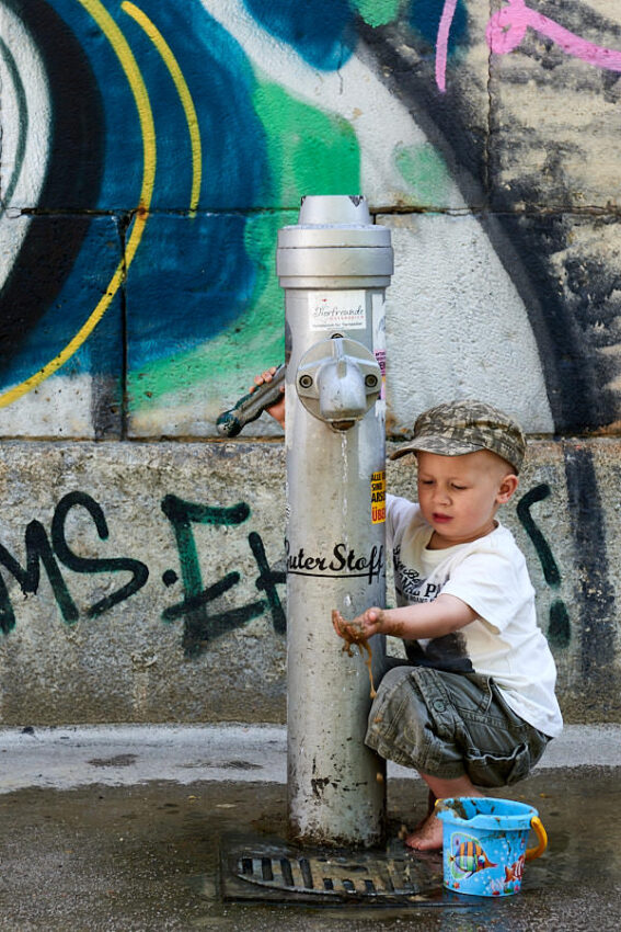 Ein Kind an einem Hydranten