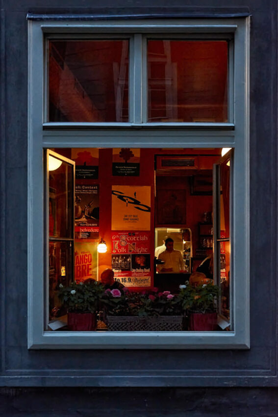 Ein Blick durch ein Fenster in ein Lokal