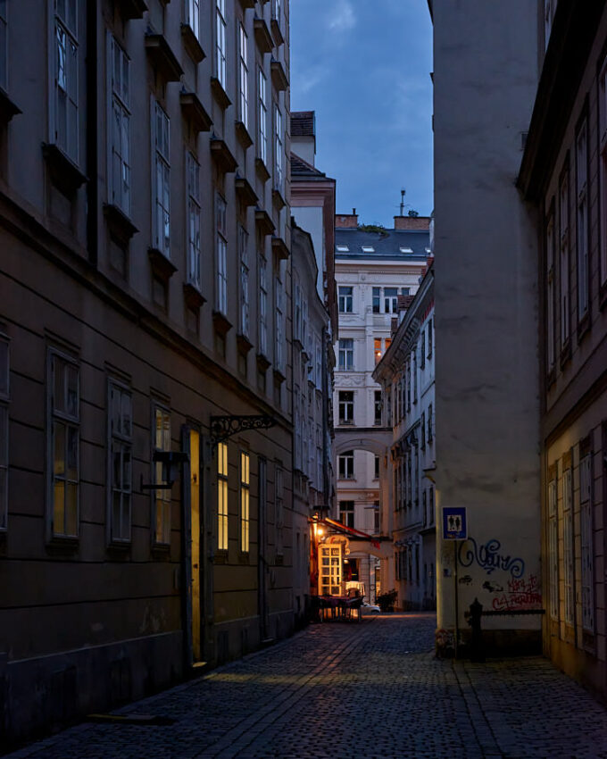 Eine dunkle und schmale Gasse