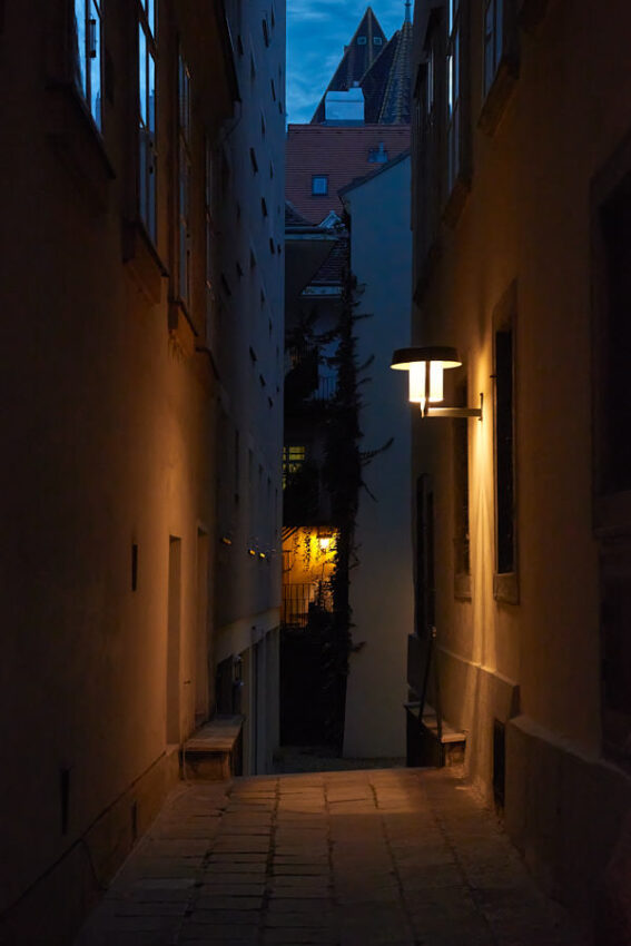 Eine schmale Gasse in Abendbeleuchtung