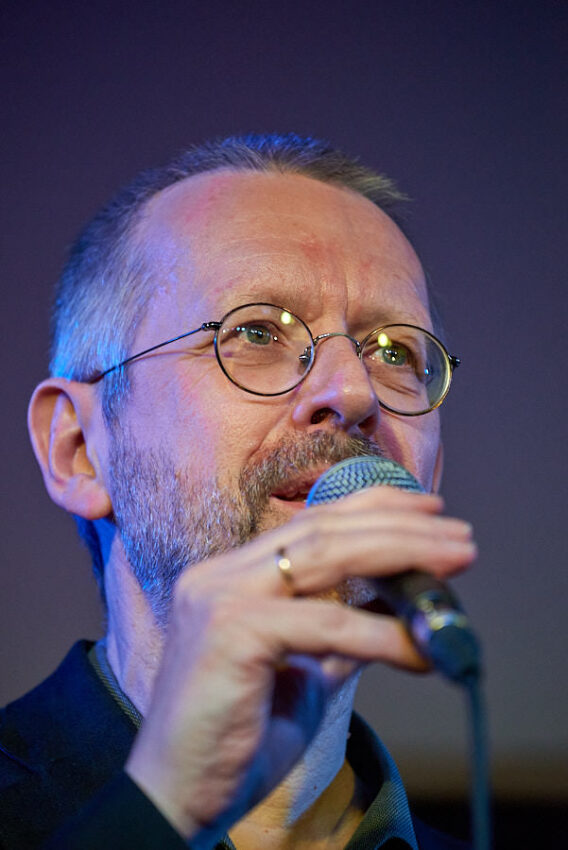 Ein Mann singt in ein Mikrofon.