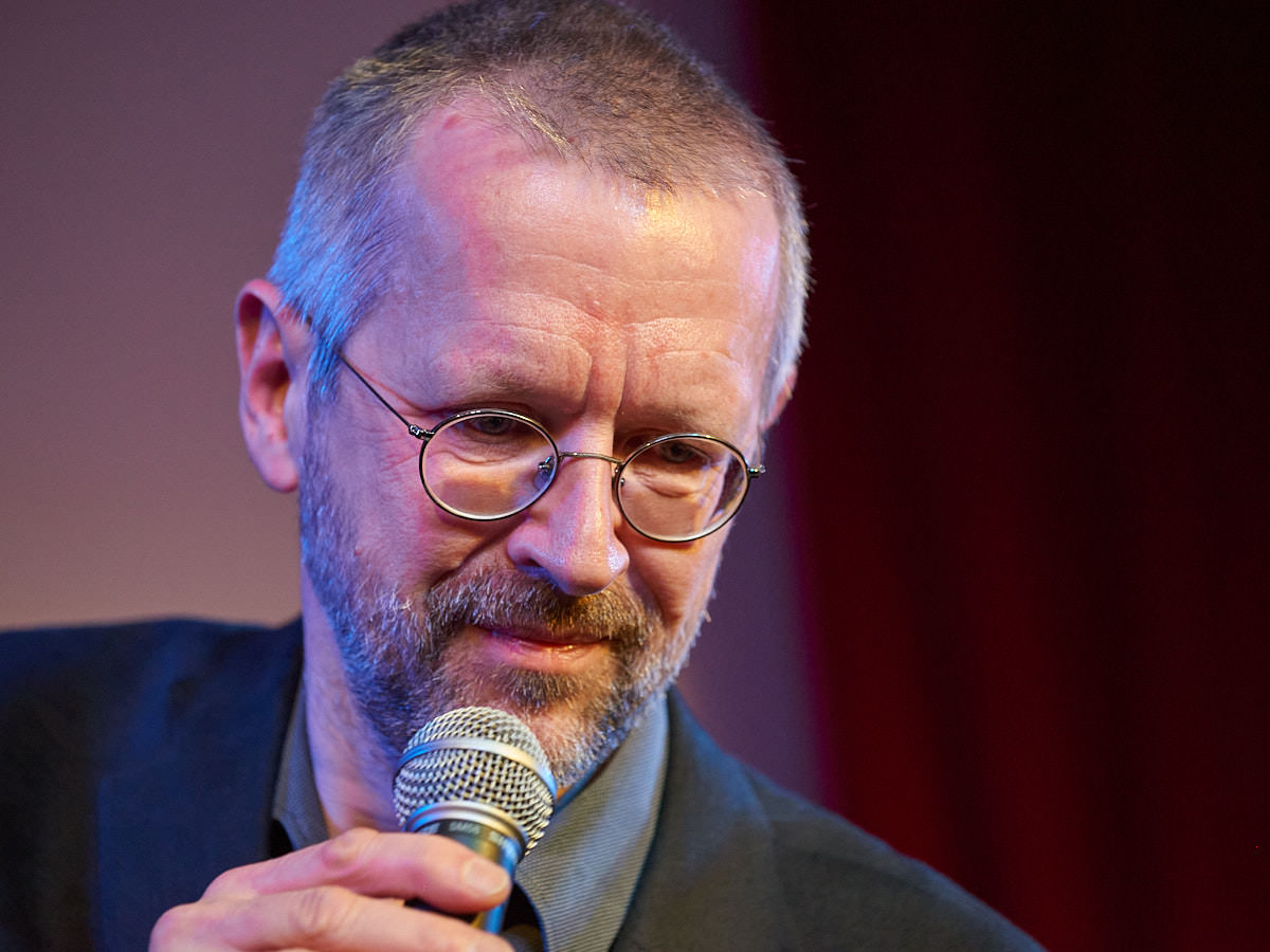 Johannes Widi: Ein Mann mit Mikrofon
