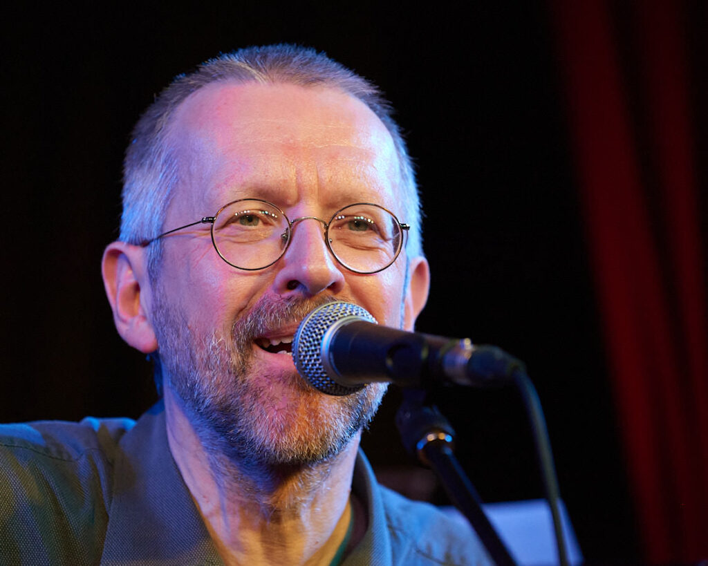 Ein Mann singt in ein Mikrofon.