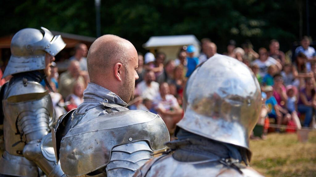 Drei Männer in Rüstung vor dem Kampf