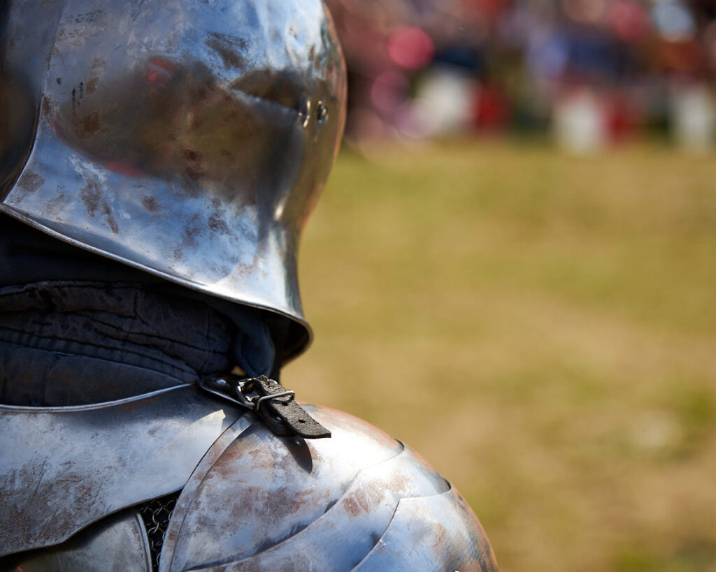 Helm und Schulterschutz einer Rüstung