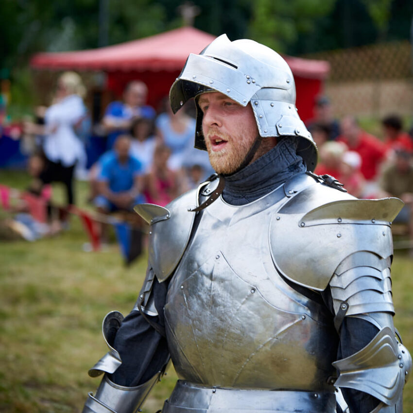 Mann in Vollrüstung mit Helm und Klappvisier