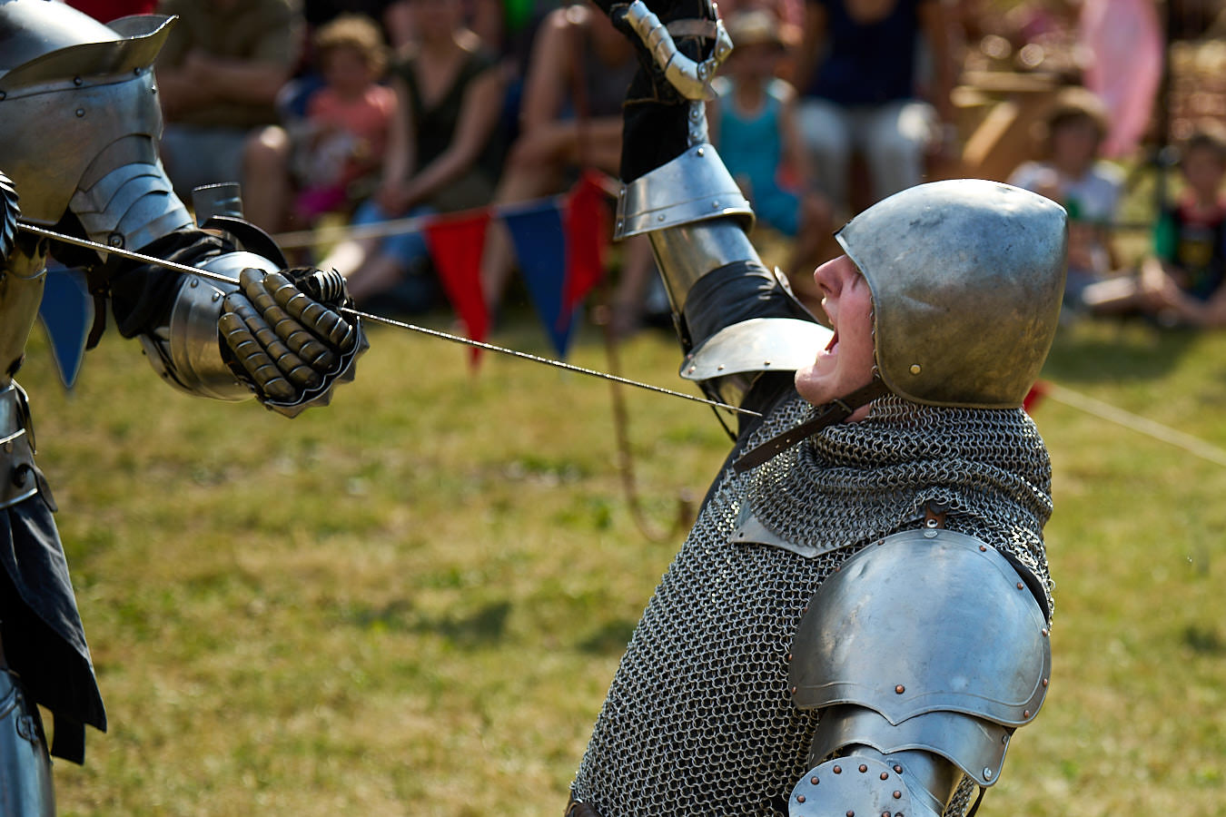 Mittelalterfest: Ein unterlegener Ritter wird mit einem Schwert bedroht.