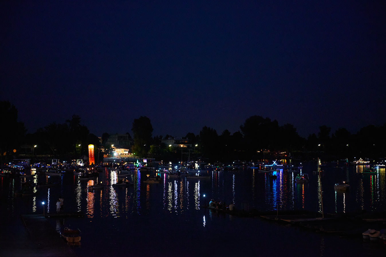 Vor dem Feuerwerk fahren Boote mit Lichtern über die Alte Donau.