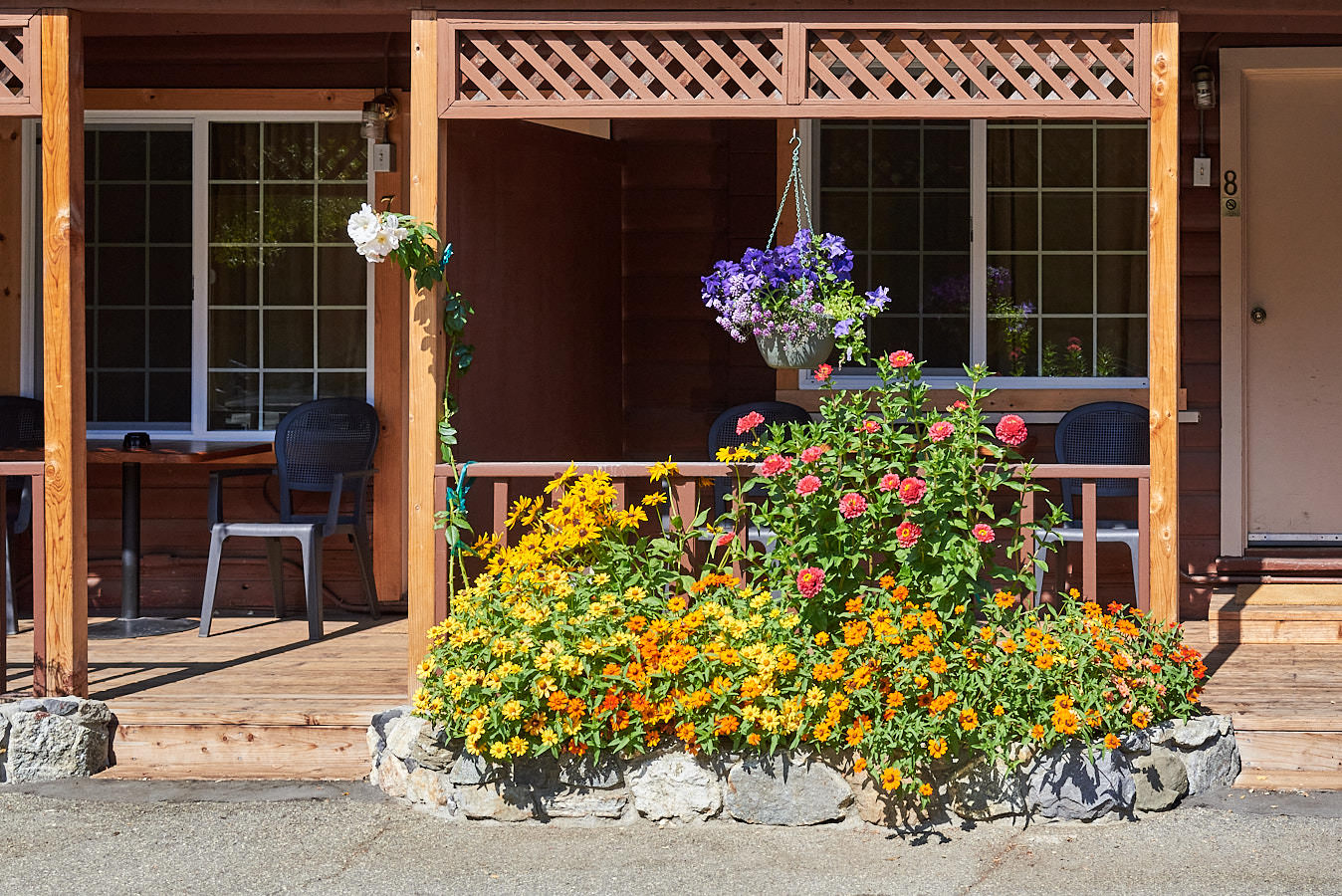 Veranda mit - Überraschung - Blumen