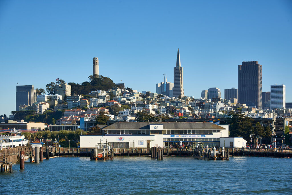 Financial District mit Coit Tower auf dem Telegraph Hill