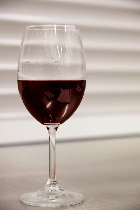 Ein Weinglas mit Rotwein drin