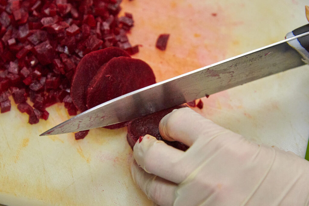 Rote Rüben werden geschnitten.