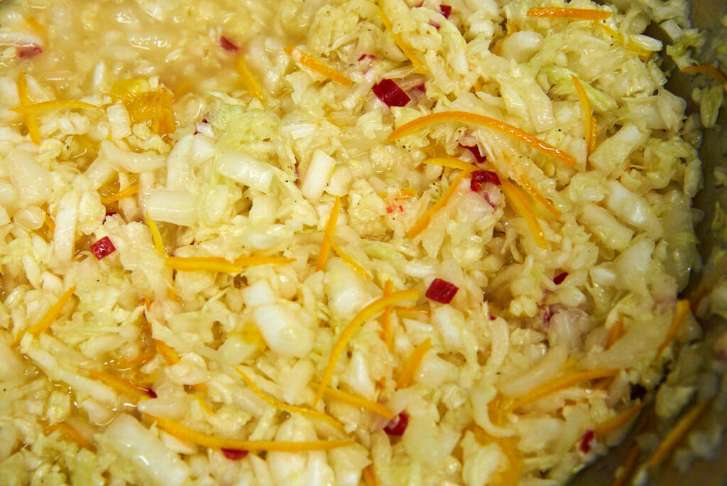 Kleingeschnittene Früchte mit Orangenschalen drauf