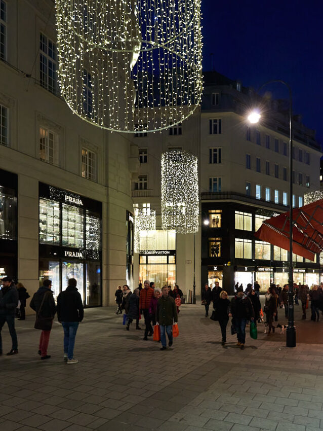 Menschenmassen in einer Geschäftsstraße