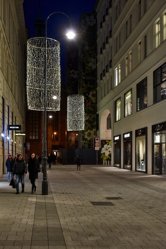 Wenige Fußgänger in einer Innenstadt-Gasse