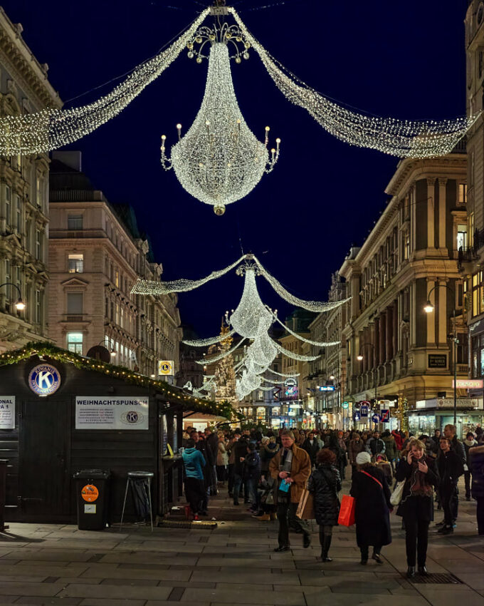 Unmengen an Menschen bei einem Stand mit Weihnachtspunsch
